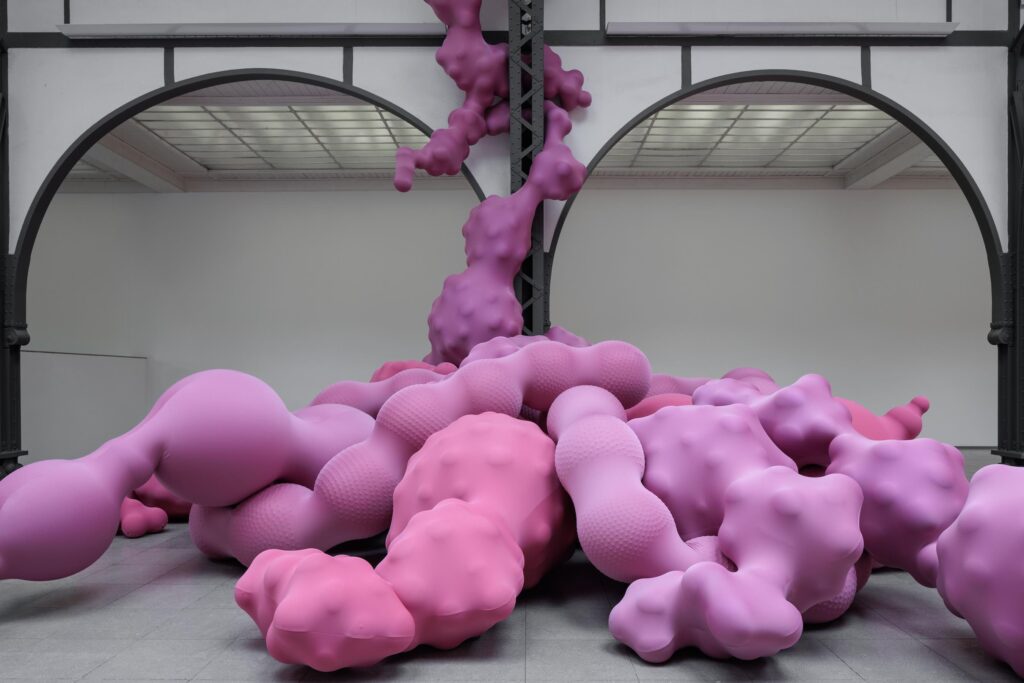 Ausstellungsansicht "Eva Fàbgregas. Devouring Lovers", Hamburger Bahnhof - Nationalgalerie
der Gegenwart, 6.7.2023-7.1.2024 Courtesy Eva Fàbregas, Staatliche Museen zu Berlin,
Hamburger Bahnhof – Nationalgalerie der Gegenwart / Foto: Jacopo La Forgia