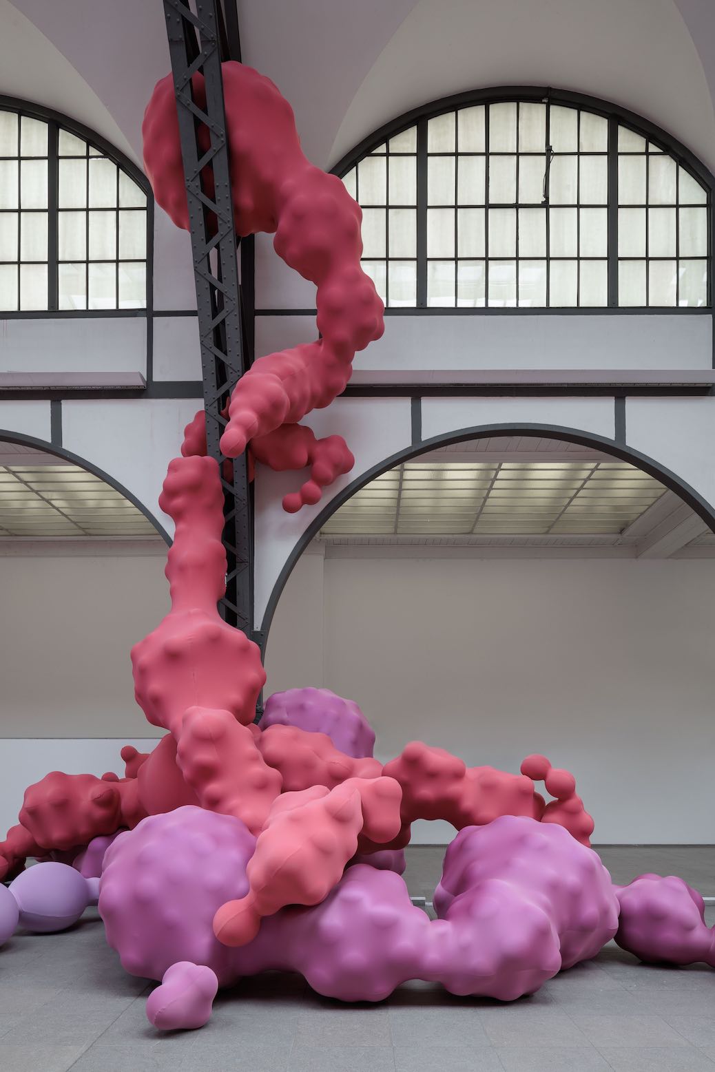 Ausstellungsansicht "Eva Fàbgregas. Devouring Lovers", Hamburger Bahnhof - Nationalgalerie der Gegenwart, 6.7.2023-7.1.2024
Courtesy Eva Fàbregas, Staatliche Museen zu Berlin, Hamburger Bahnhof – Nationalgalerie der Gegenwart / Foto: Jacopo La Forgia